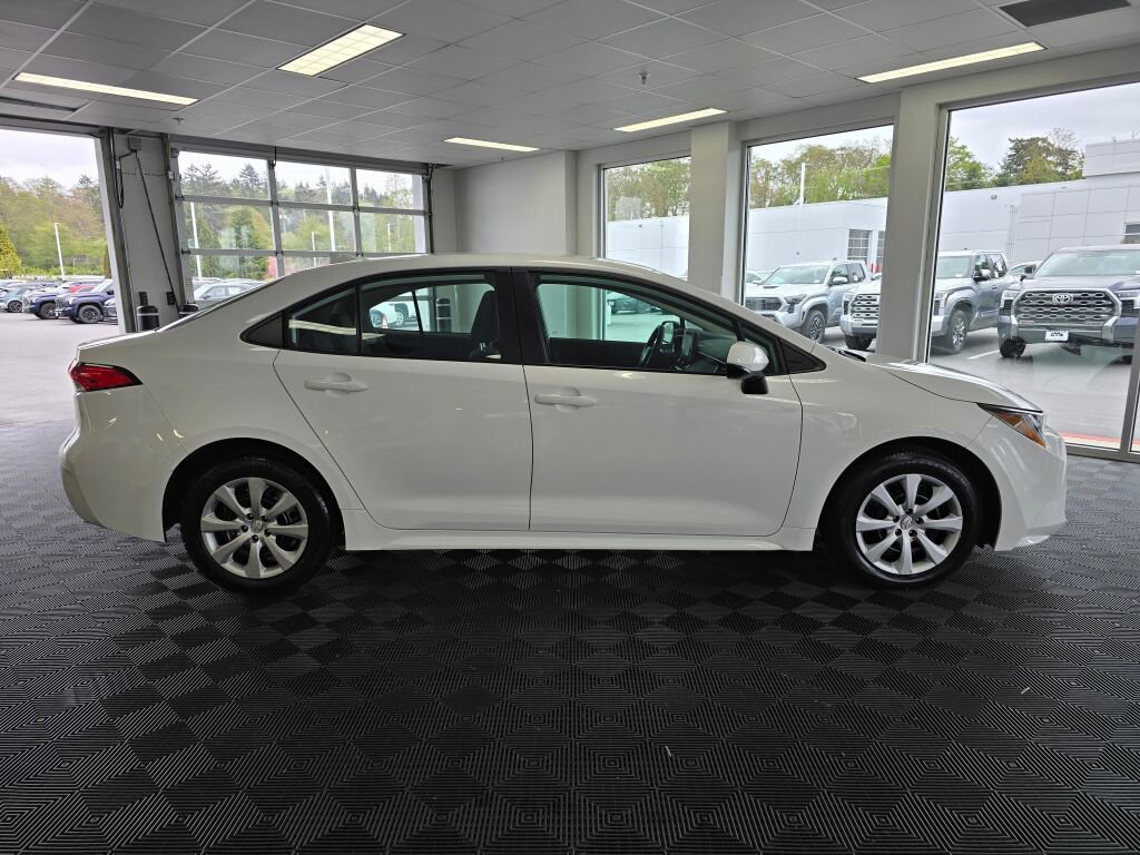 Used 2025 Toyota Corolla LE FWD image 2