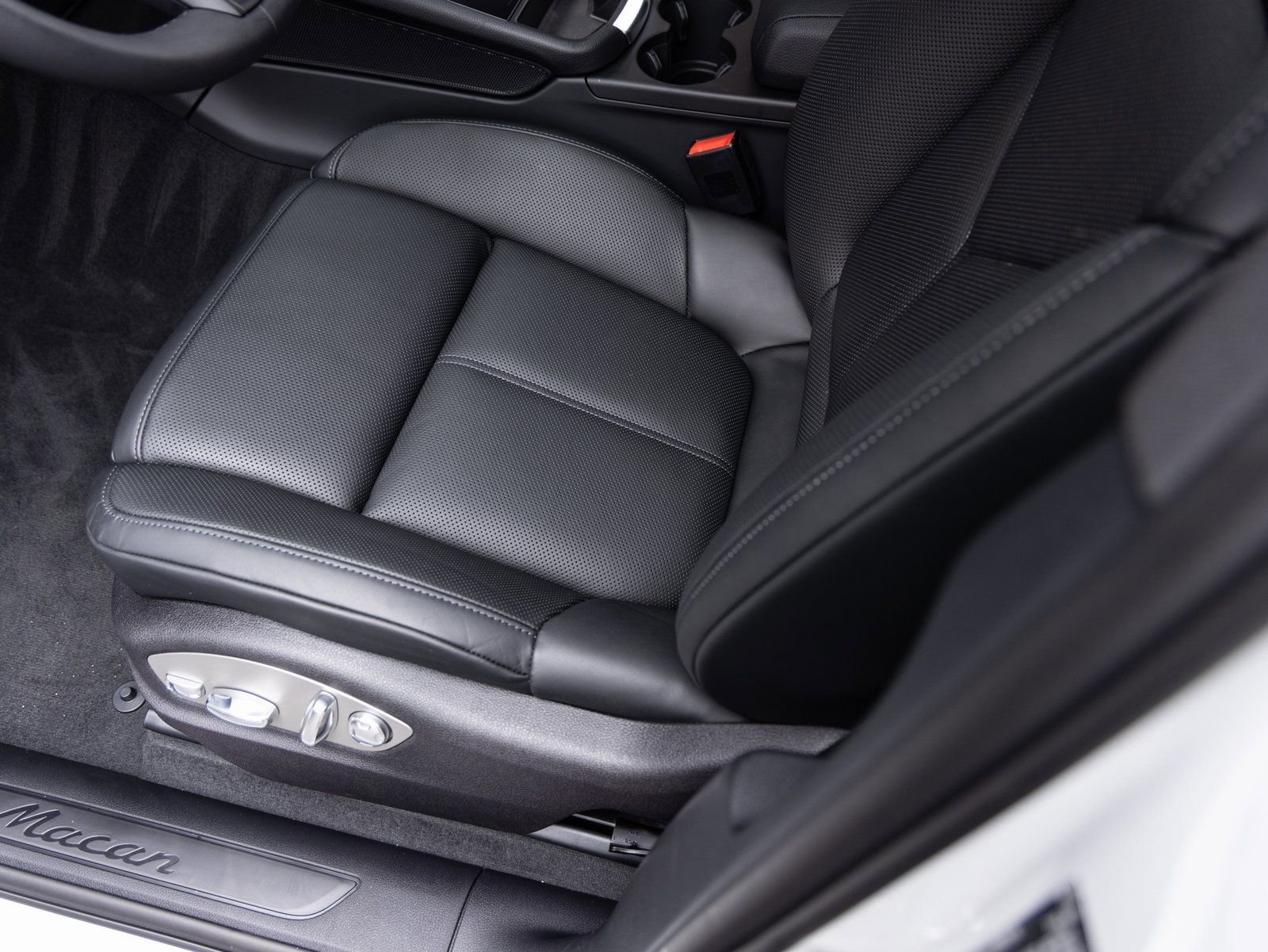 Certified 2026 Porsche Macan image 22