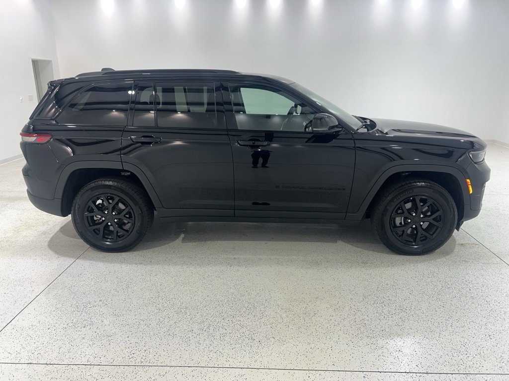 Used 2025 Jeep Grand Cherokee Altitude AWD/4WD image 7