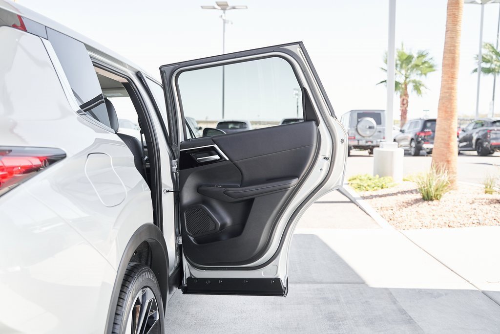 Used 2024 Mitsubishi Outlander SE image 13