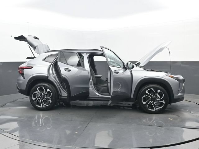 Used 2026 Chevrolet Trax RS w/ Sunroof Package FWD image 32