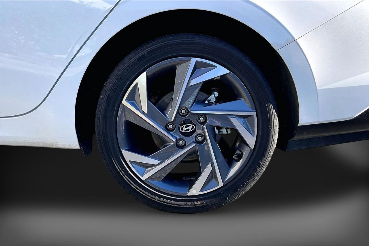 Used 2025 Hyundai Elantra SEL FWD image 35