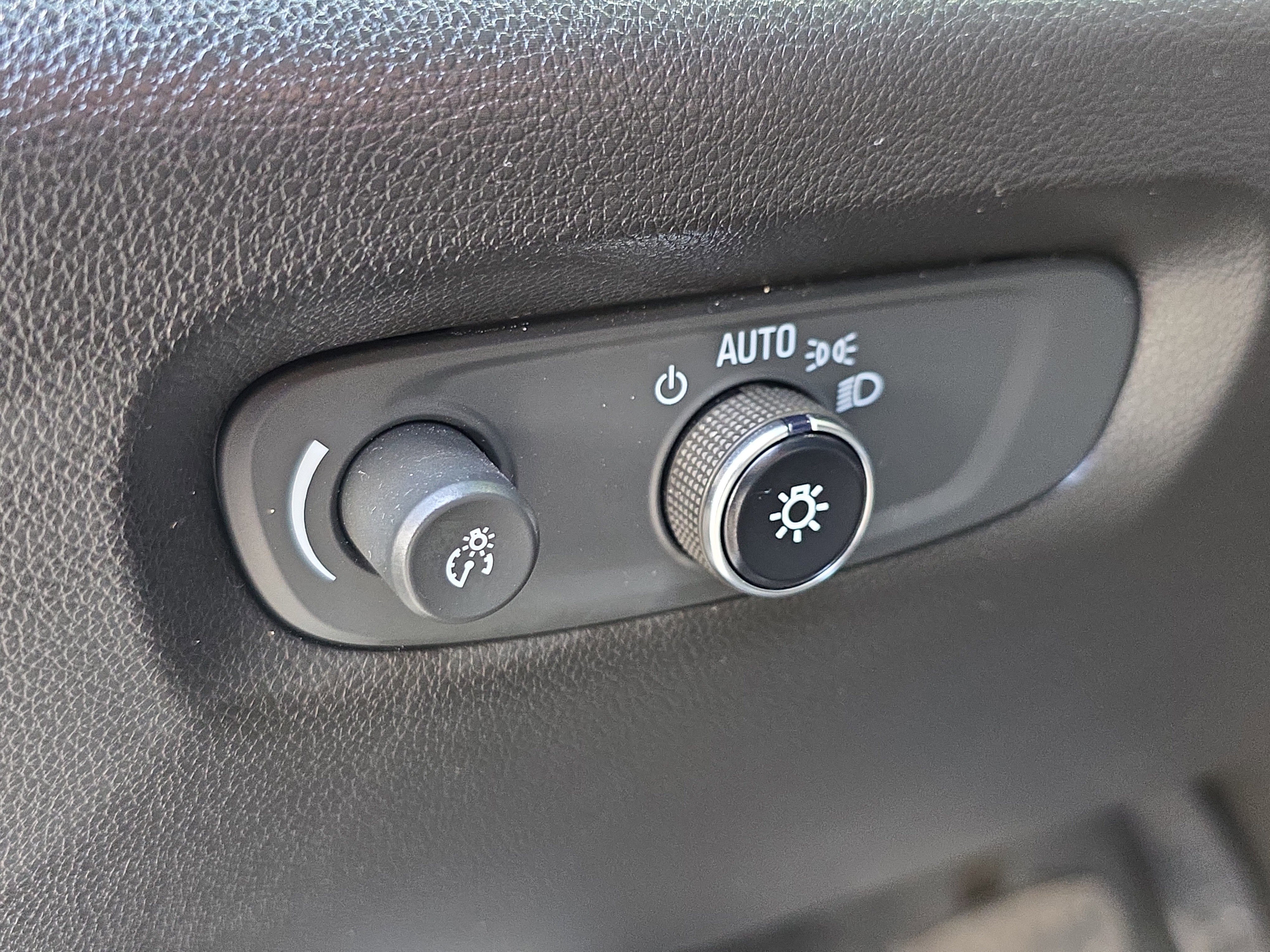 Used 2023 Chevrolet Traverse LT FWD image 23
