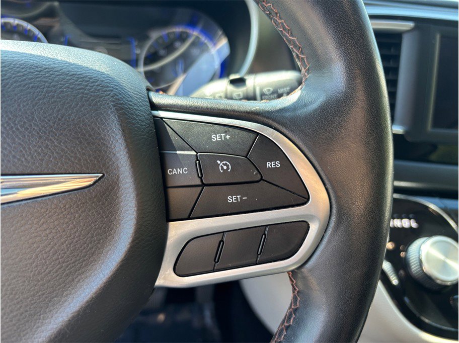 Used 2020 Chrysler Pacifica Touring-L FWD image 25