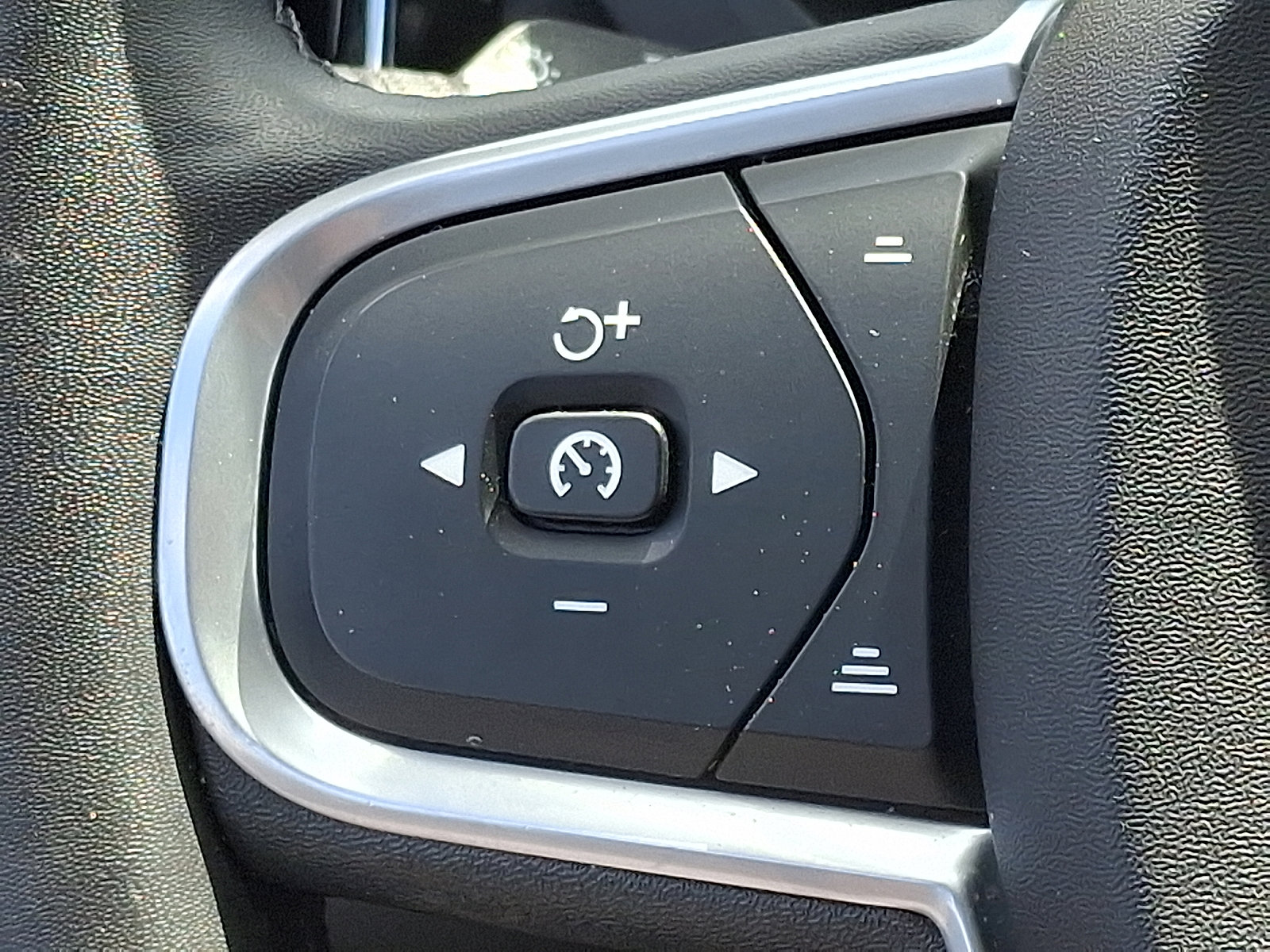 Certified 2022 Volvo XC60 B5 Momentum w/ Climate Package image 20