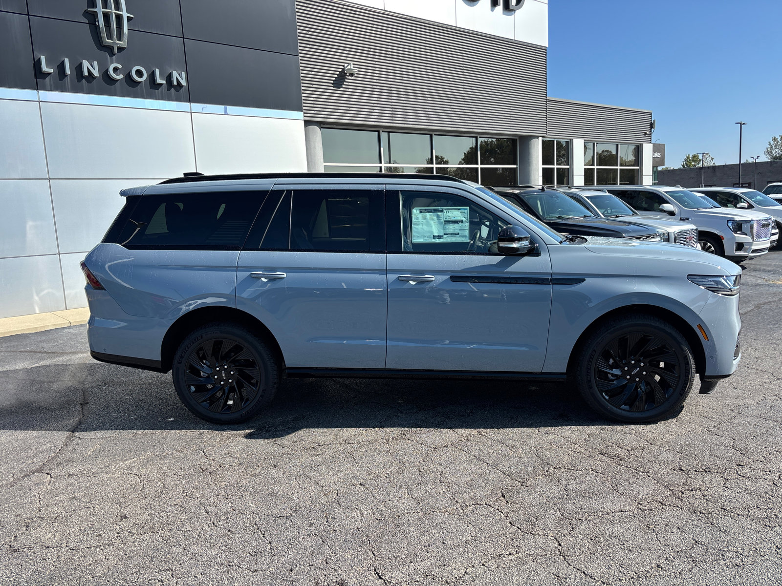 New 2025 Lincoln Navigator Reserve w/ Jet Appearance Package image 8