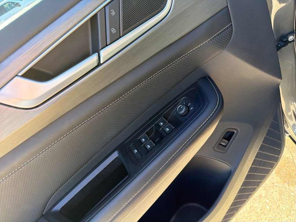 Used 2025 Volkswagen Atlas Cross Sport SE image 13