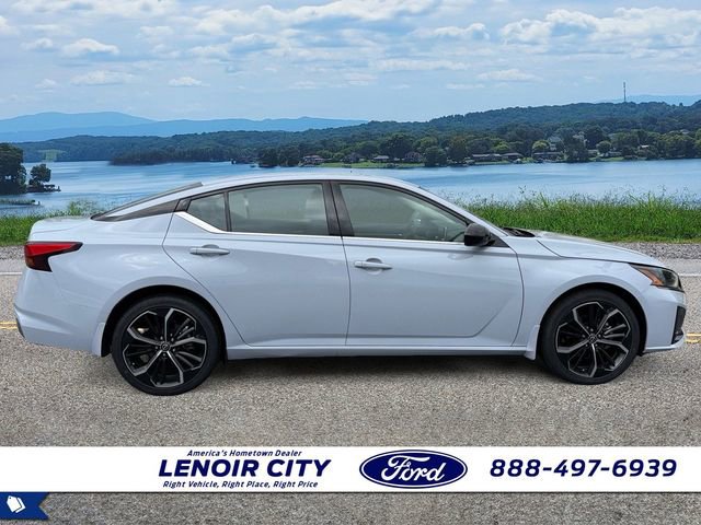 Used 2023 Nissan Altima 2.5 SR AWD/4WD image 2