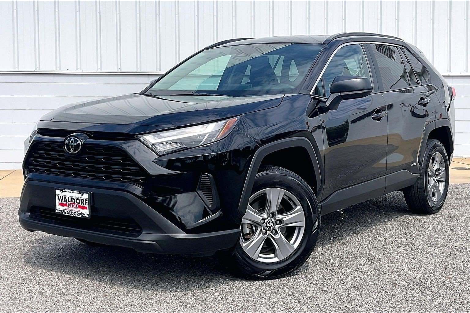 Used 2025 Toyota RAV4 LE AWD/4WD image 2