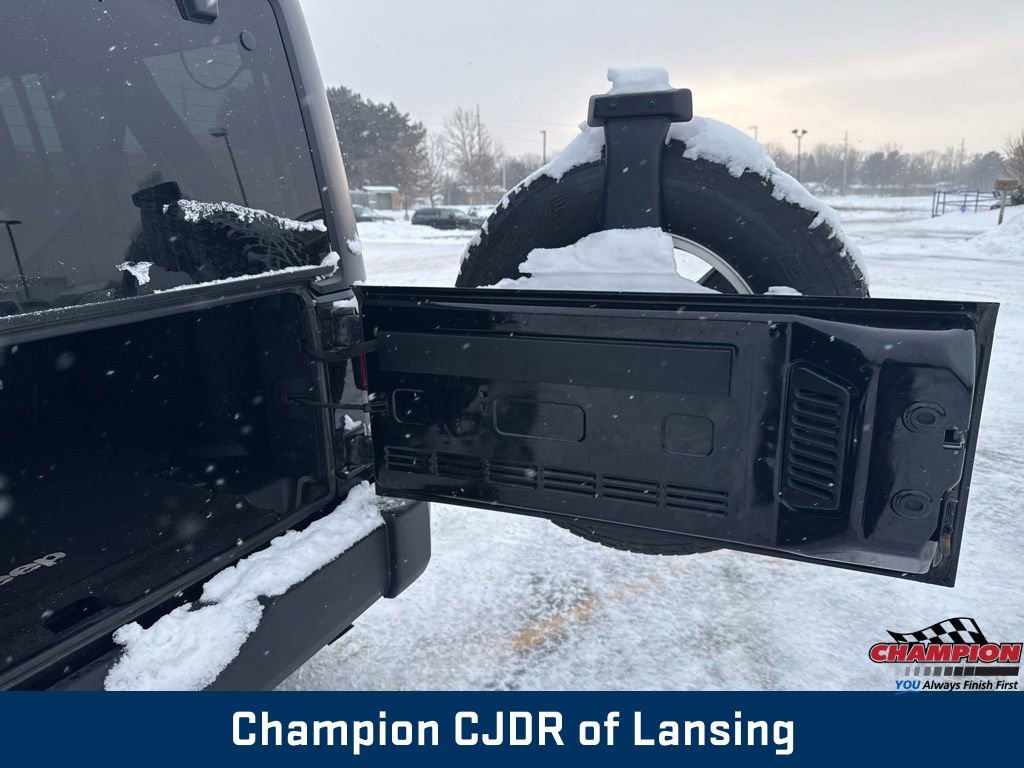 Used 2016 Jeep Wrangler Unlimited Rubicon w/ Connectivity Group image 39