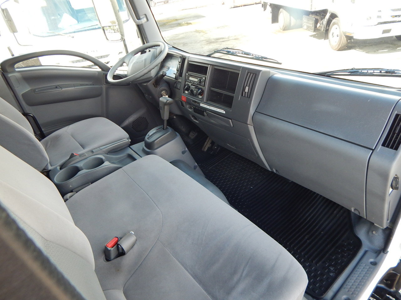 Used 2018 Isuzu NPR image 18