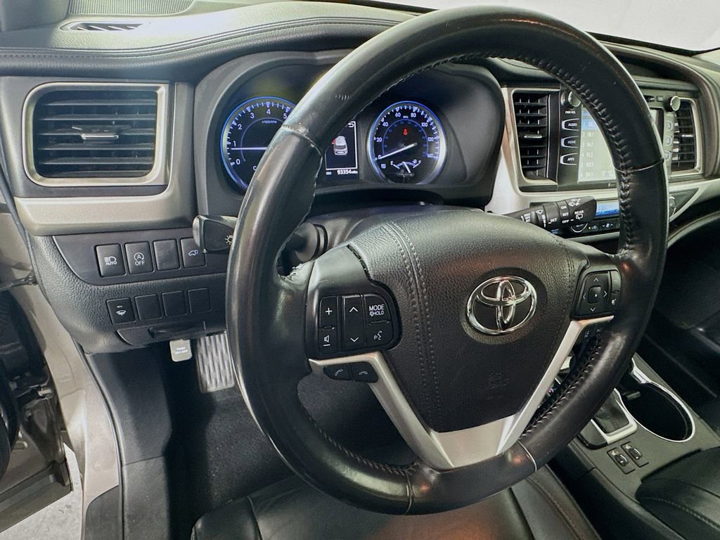 Used 2018 Toyota Highlander XLE FWD image 11