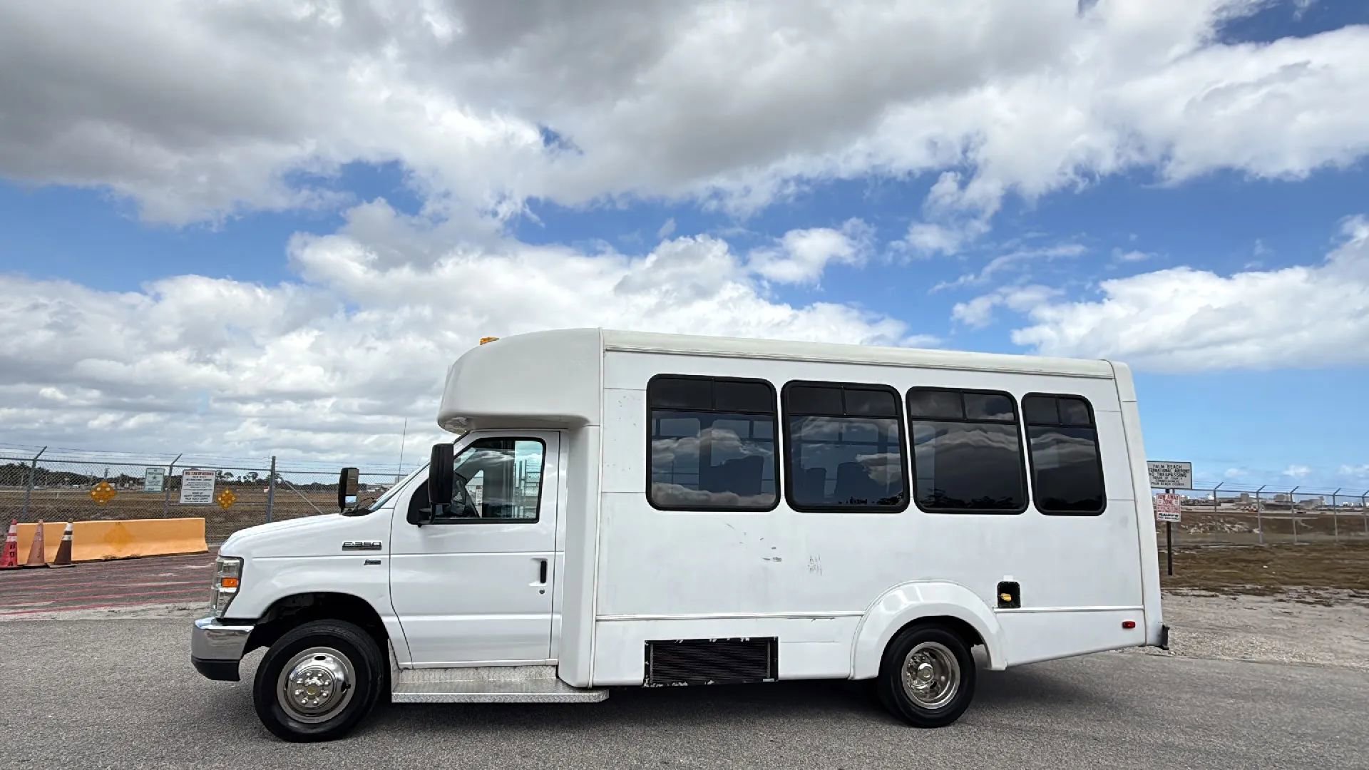Used 2015 Ford E-350 and Econoline 350 Super Duty RWD image 2