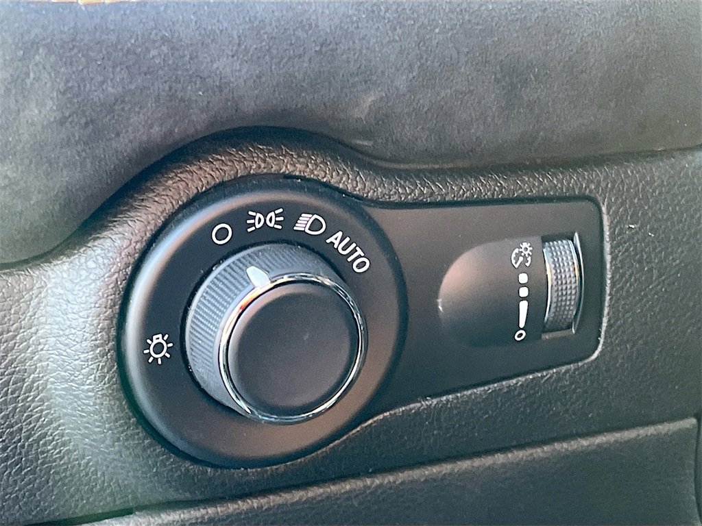 Used 2023 Dodge Durango R/T w/ Hemi Orange Plus Package image 10