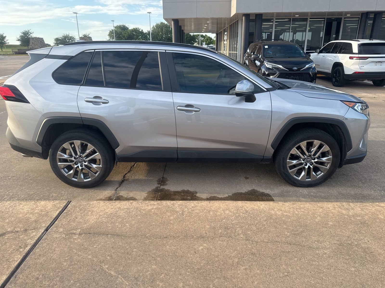 Used 2019 Toyota RAV4 XLE Premium FWD image 6