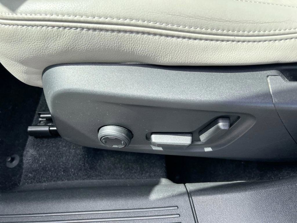 Used 2019 Volvo XC40 T5 Momentum image 25