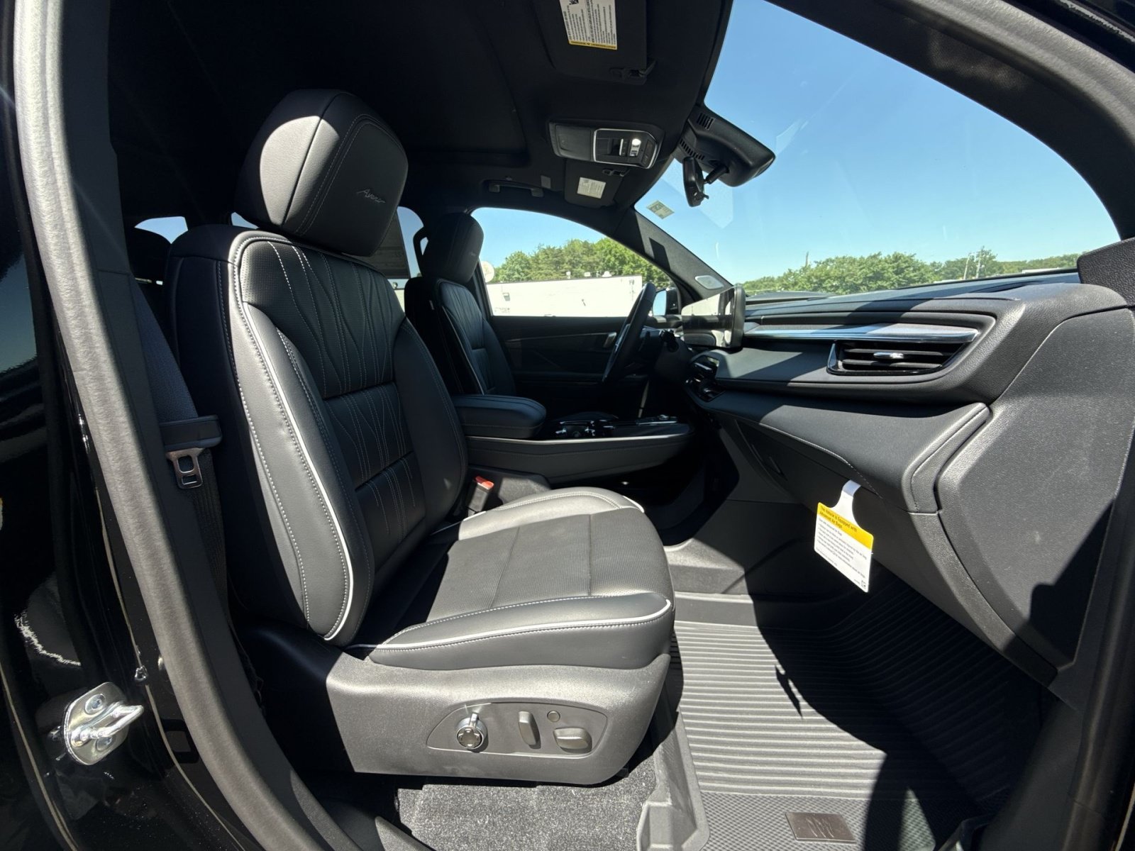 New 2026 Buick Enclave Avenir w/ Super Cruise Package FWD image 31
