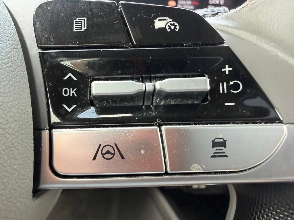 Used 2025 Hyundai Elantra SEL FWD image 16