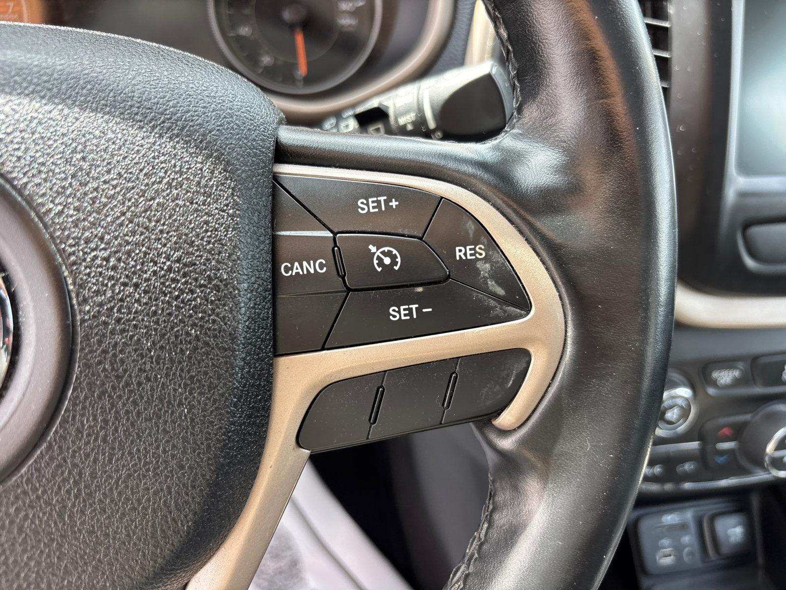 Used 2016 Jeep Cherokee Limited FWD image 16