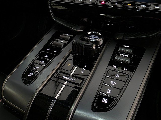 Used 2025 Aston Martin Vanquish RWD image 22