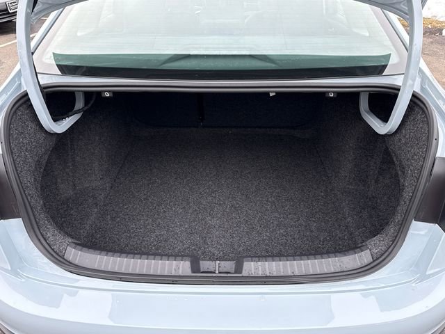 Certified 2025 Volkswagen Jetta SE w/ Sunroof Package image 28