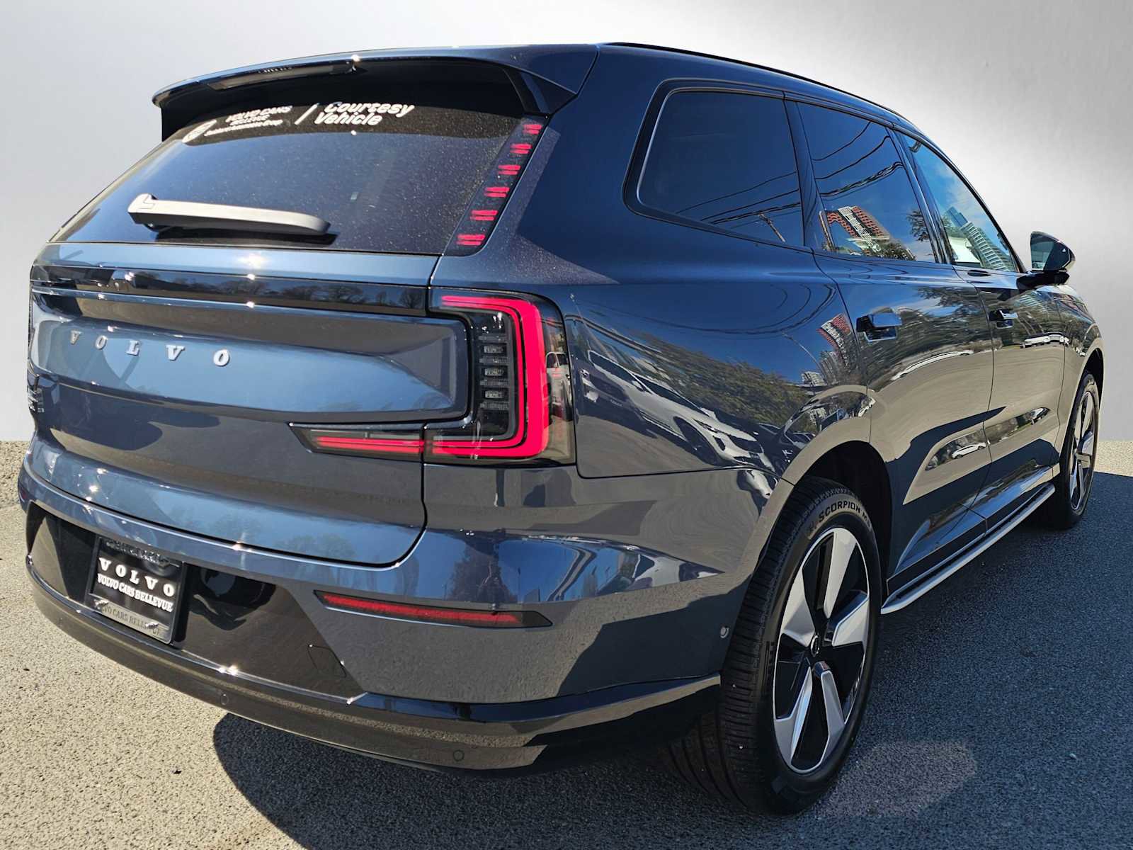 Used 2025 Volvo EX90 Plus image 3