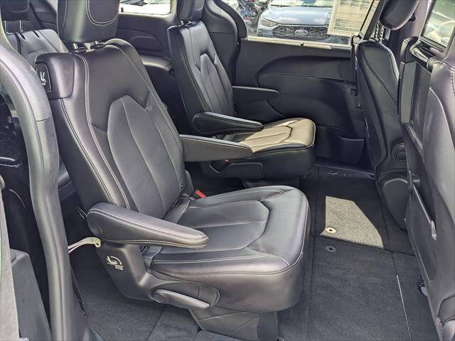 Used 2023 Chrysler Pacifica Touring-L w/ Uconnect Theater Family Group AWD/4WD image 15