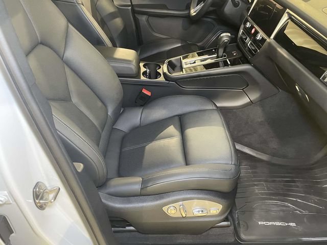 Certified 2026 Porsche Macan AWD/4WD image 24