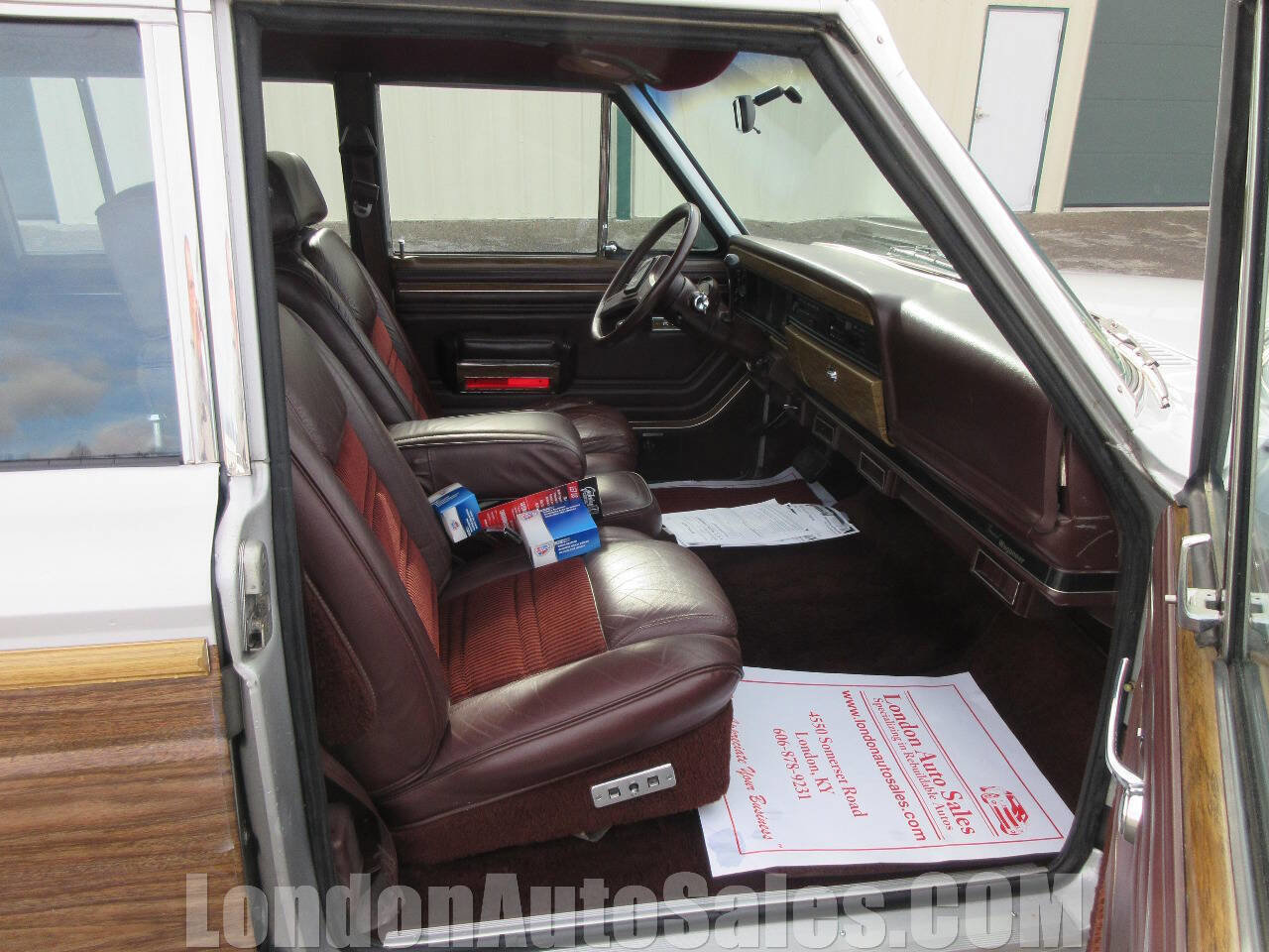 Used 1989 Jeep Grand Wagoneer image 15