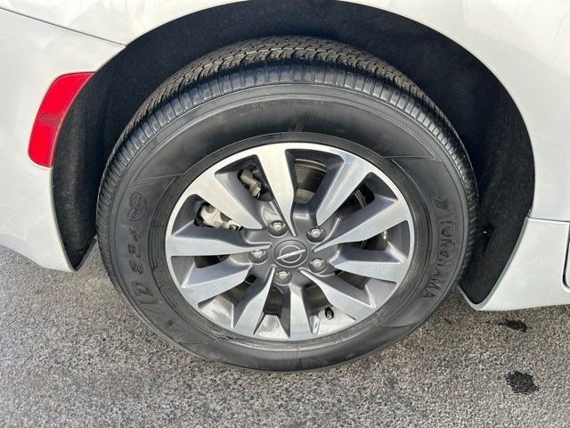 Used 2023 Chrysler Pacifica Touring-L FWD image 58