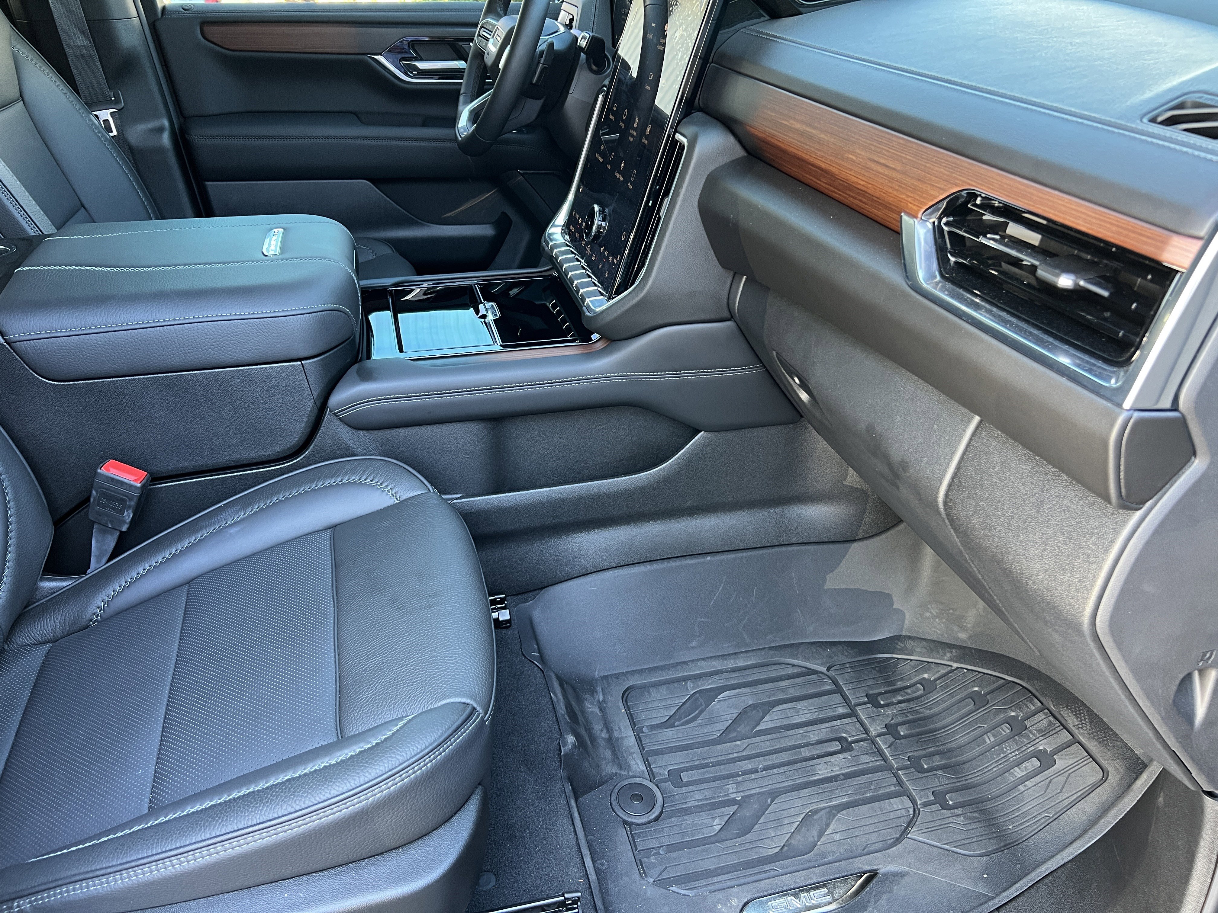 Used 2025 GMC Yukon XL Denali image 28