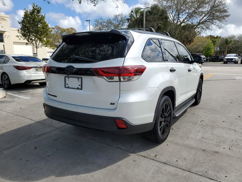 Used 2019 Toyota Highlander SE w/ Nightshade Edition image 4