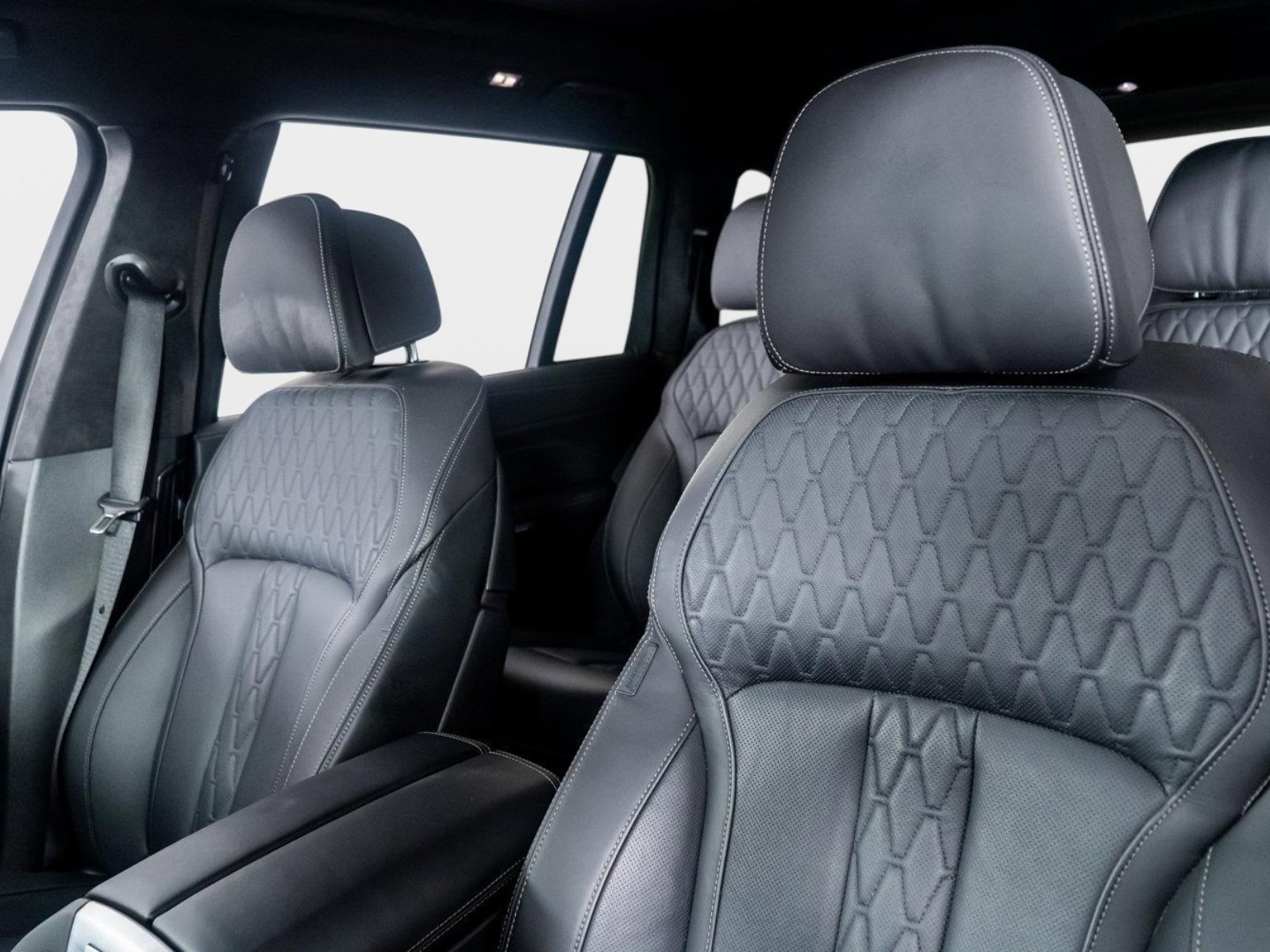 Used 2025 BMW X7 M60i image 3