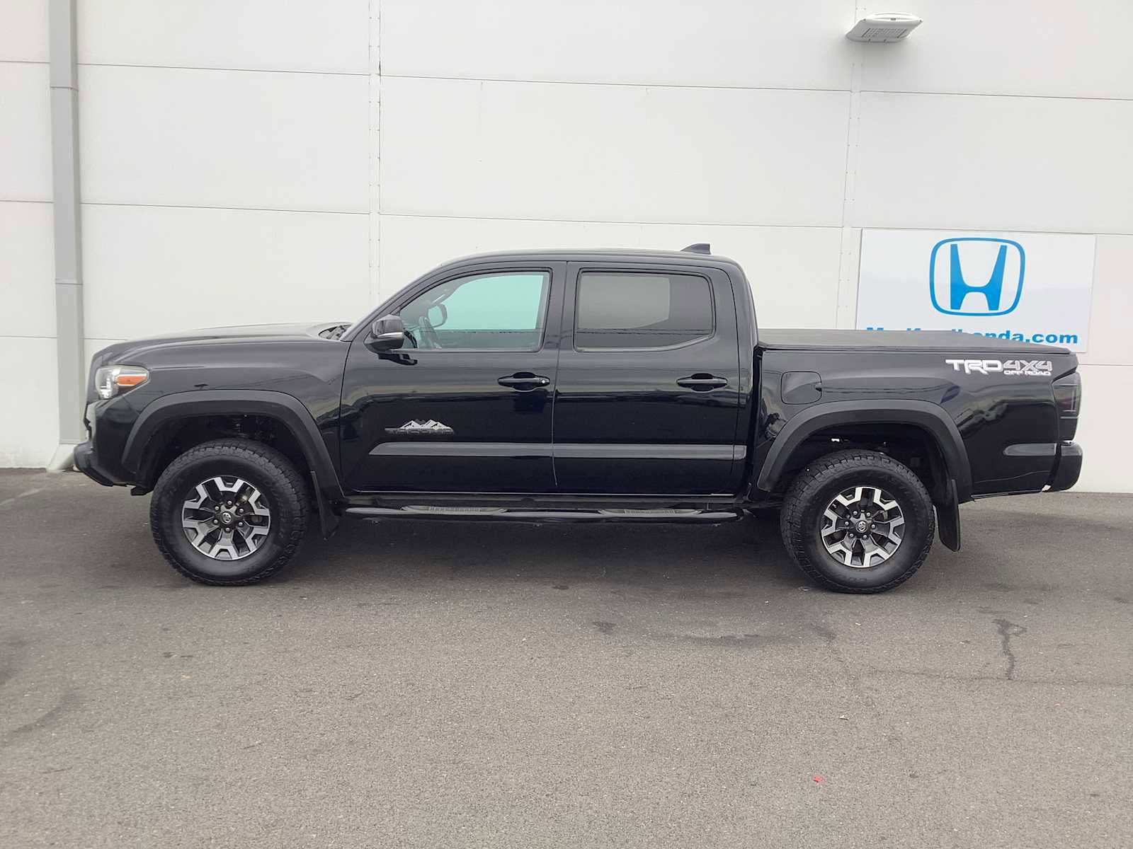 Used 2020 Toyota Tacoma TRD Sport image 3