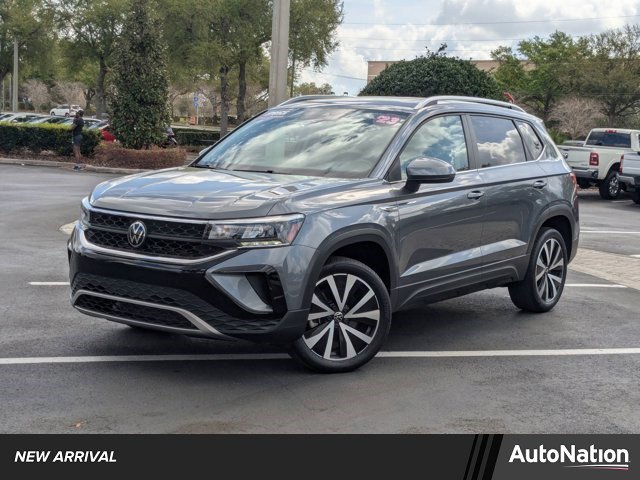 Used 2023 Volkswagen Taos SE FWD image 1