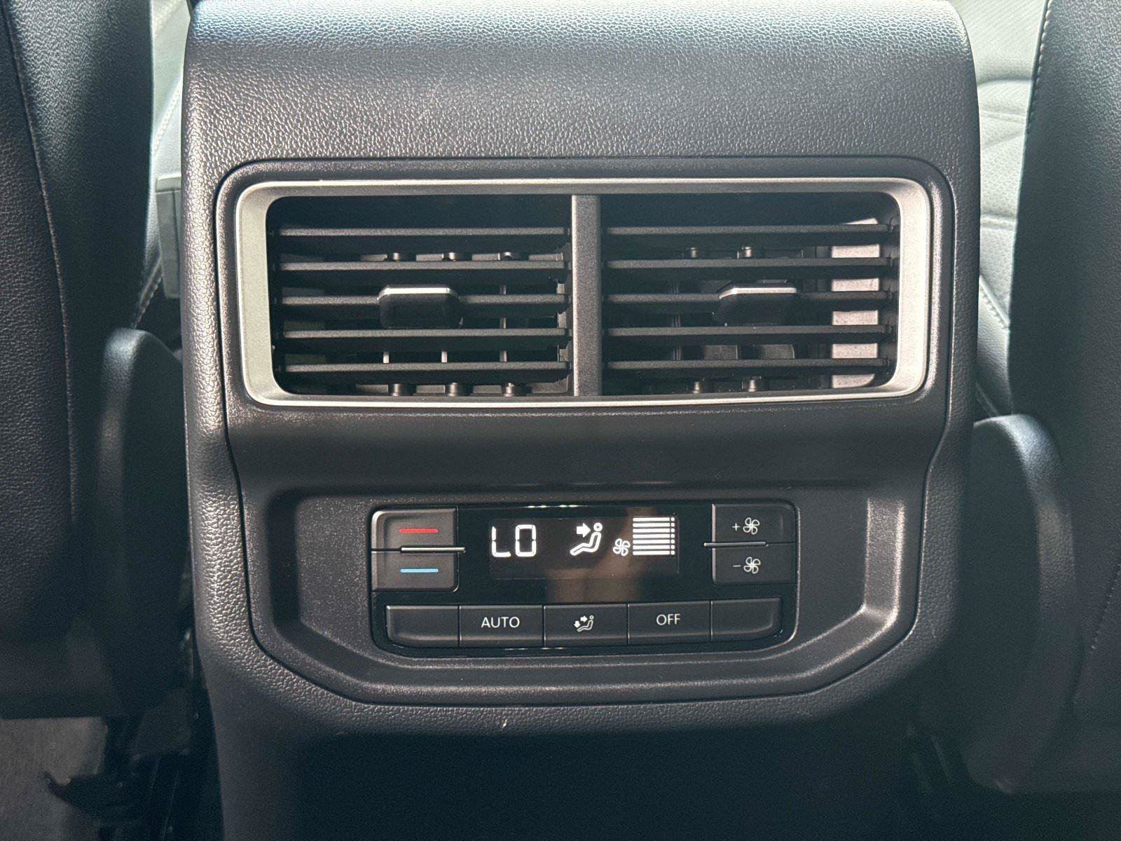 Used 2025 Volkswagen Atlas SE FWD image 19