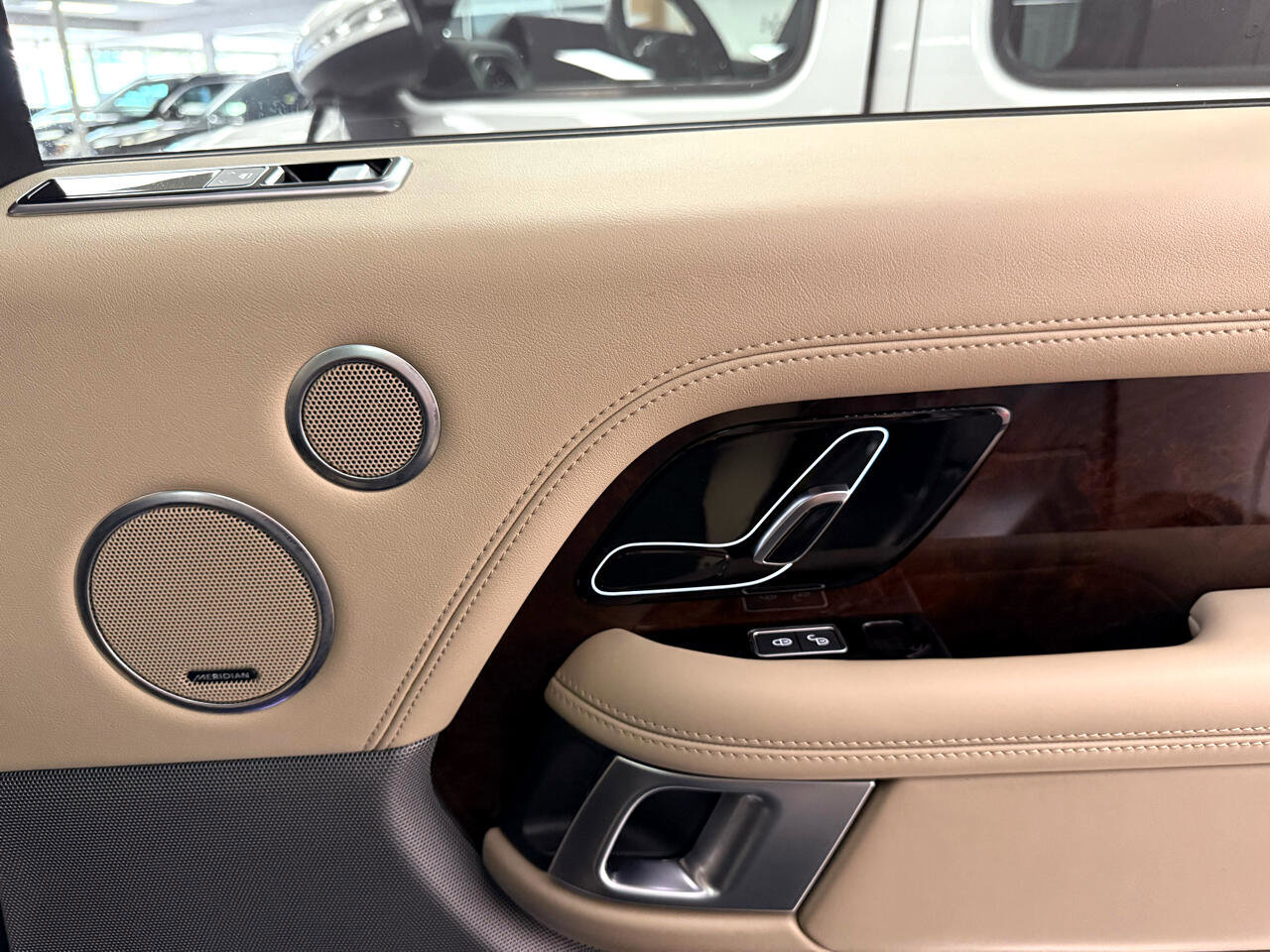 Used 2020 Land Rover Range Rover HSE image 23