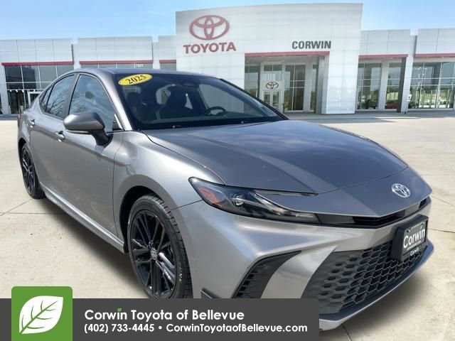 Used 2025 Toyota Camry SE image 1