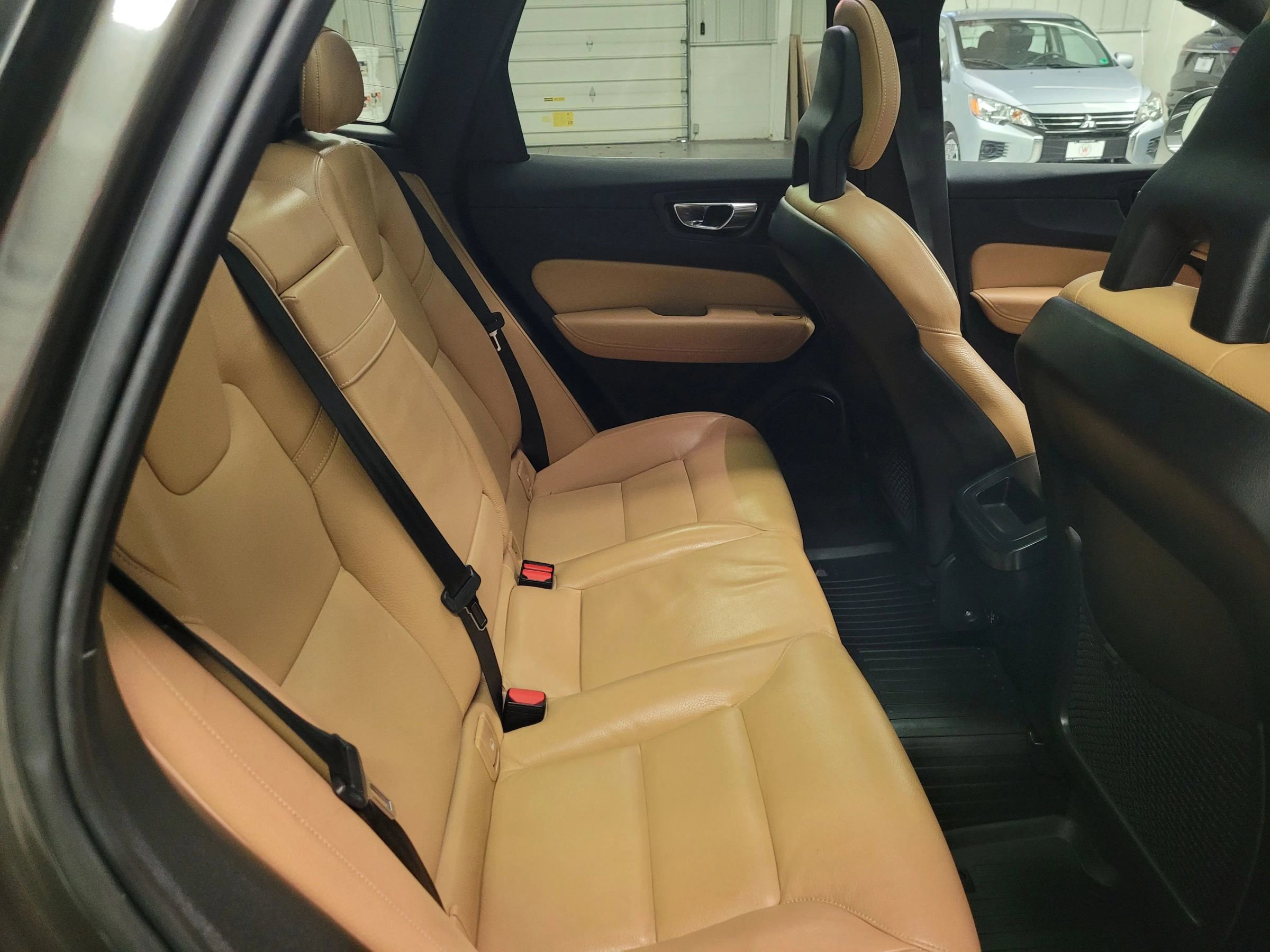 Used 2018 Volvo XC60 T5 Momentum w/ Vision Package image 34