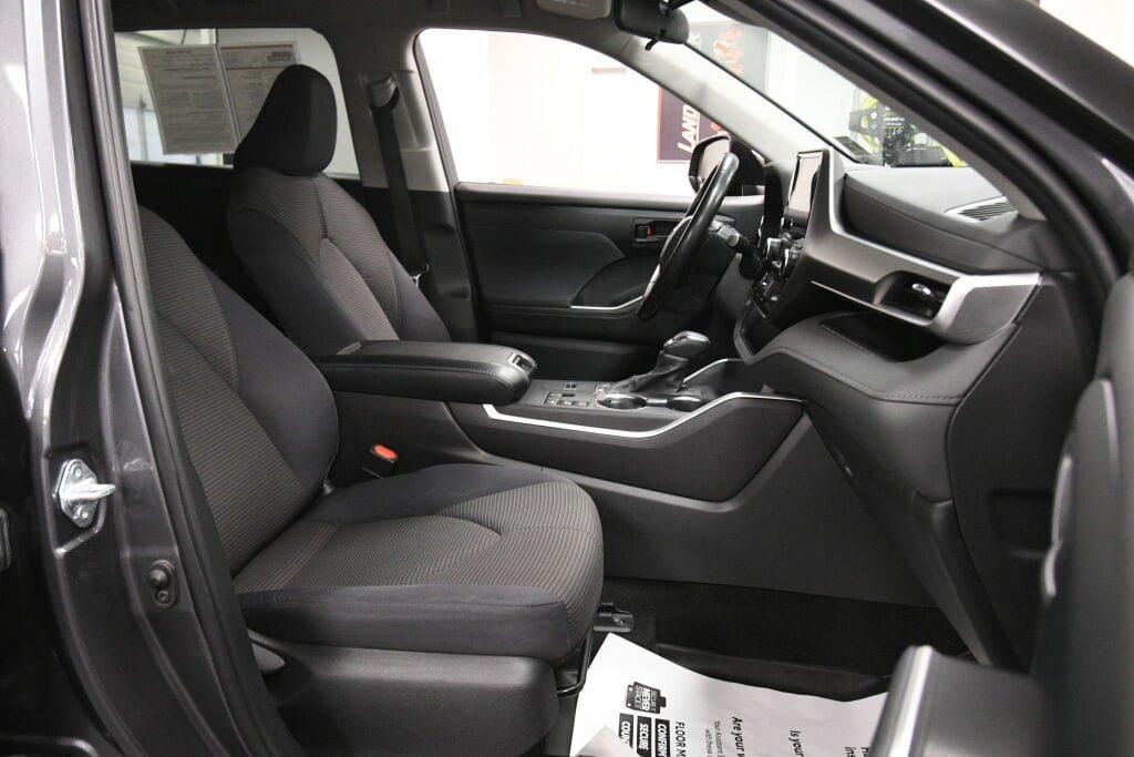 Used 2023 Toyota Highlander LE FWD image 28