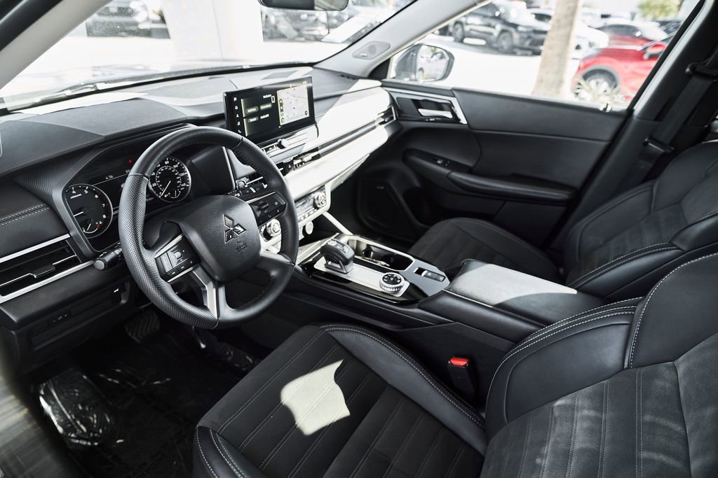 Used 2025 Mitsubishi Outlander SE AWD/4WD image 3