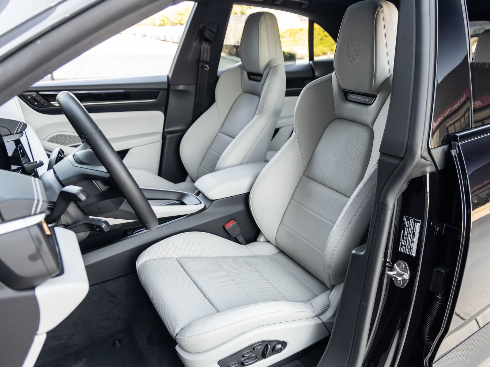 Used 2025 Porsche Macan 4 Electric AWD/4WD image 5
