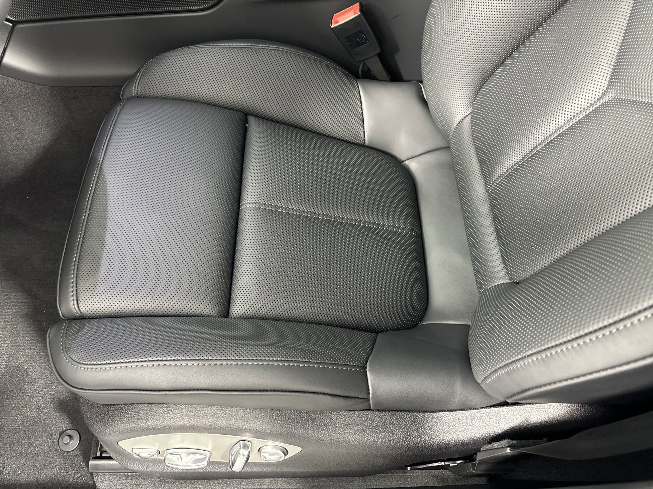 Certified 2025 Porsche Macan image 15