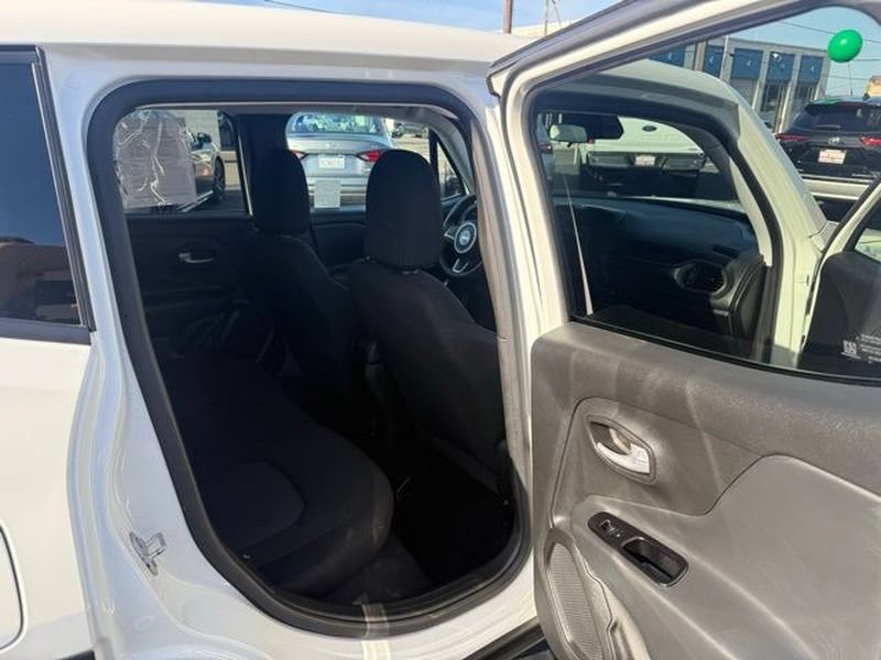 Used 2023 Jeep Renegade Latitude AWD/4WD image 12