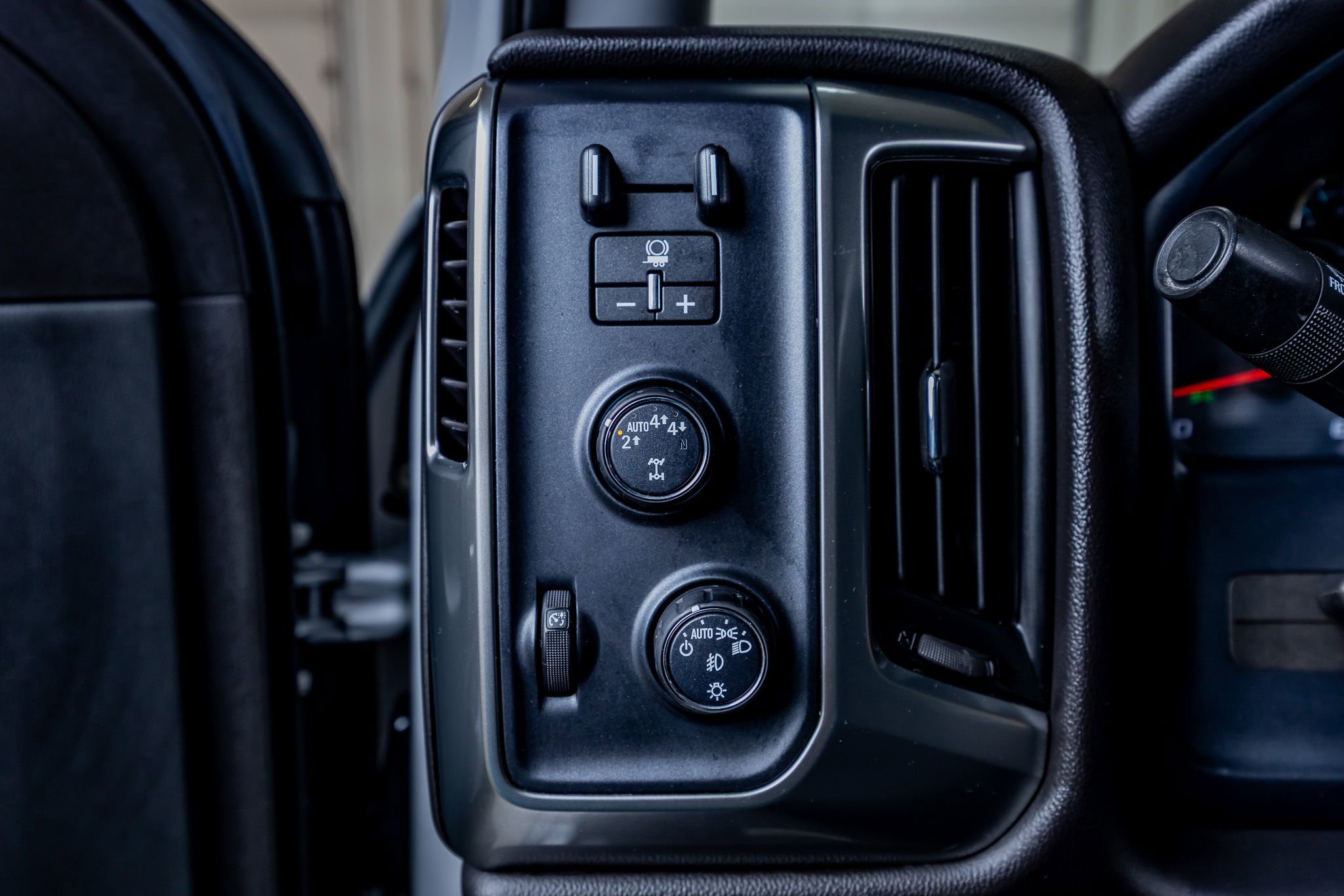 Used 2018 Chevrolet Silverado 1500 LT w/ LT Convenience Package AWD/4WD image 19