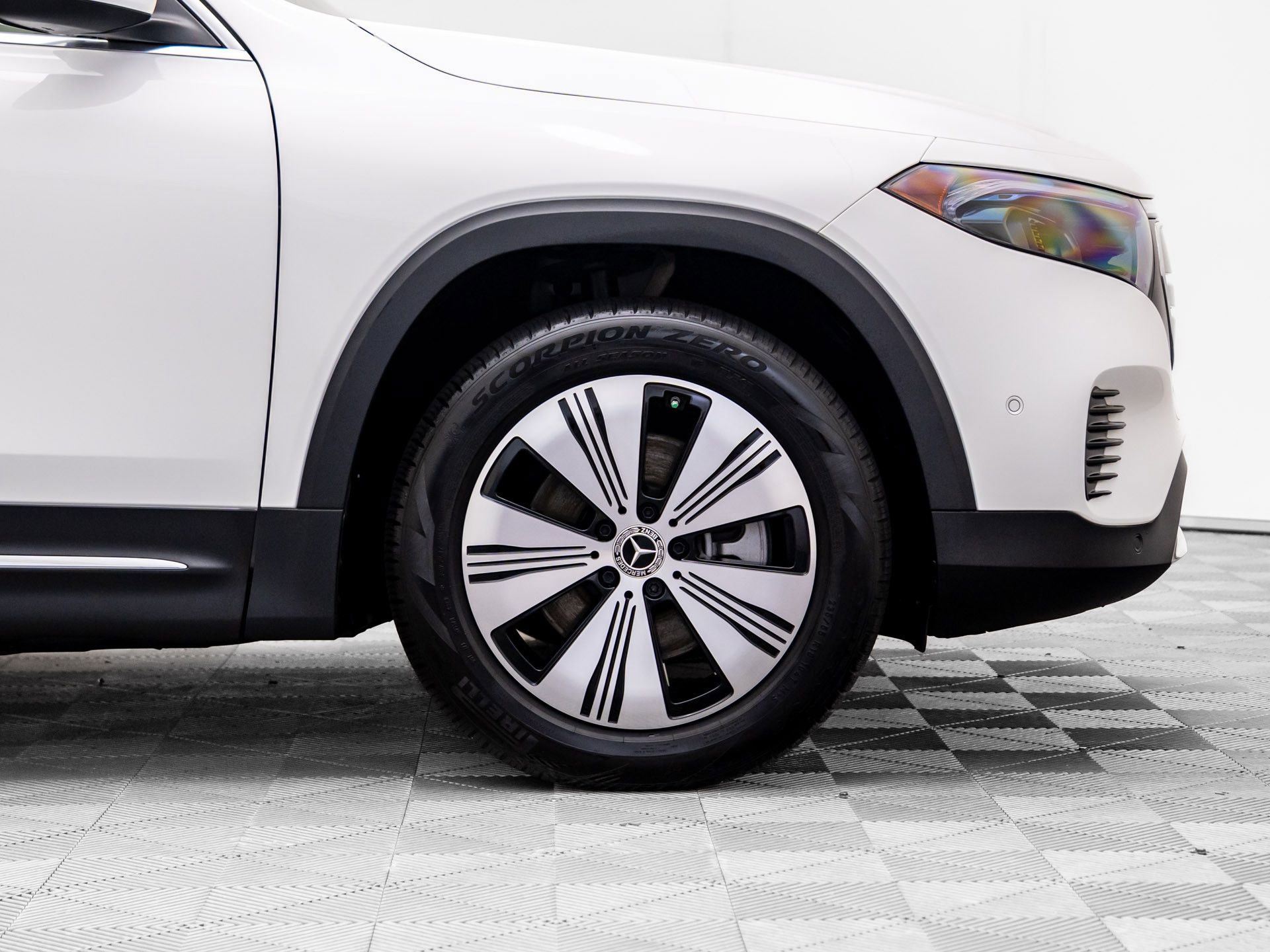 Used 2023 Mercedes-Benz EQB 300 4MATIC w/ Exclusive Package image 34