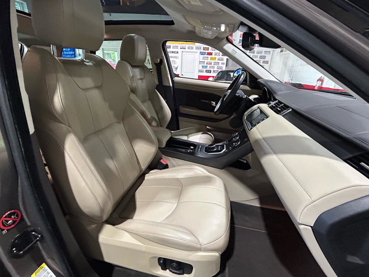 Used 2018 Land Rover Range Rover Evoque SE AWD/4WD image 19
