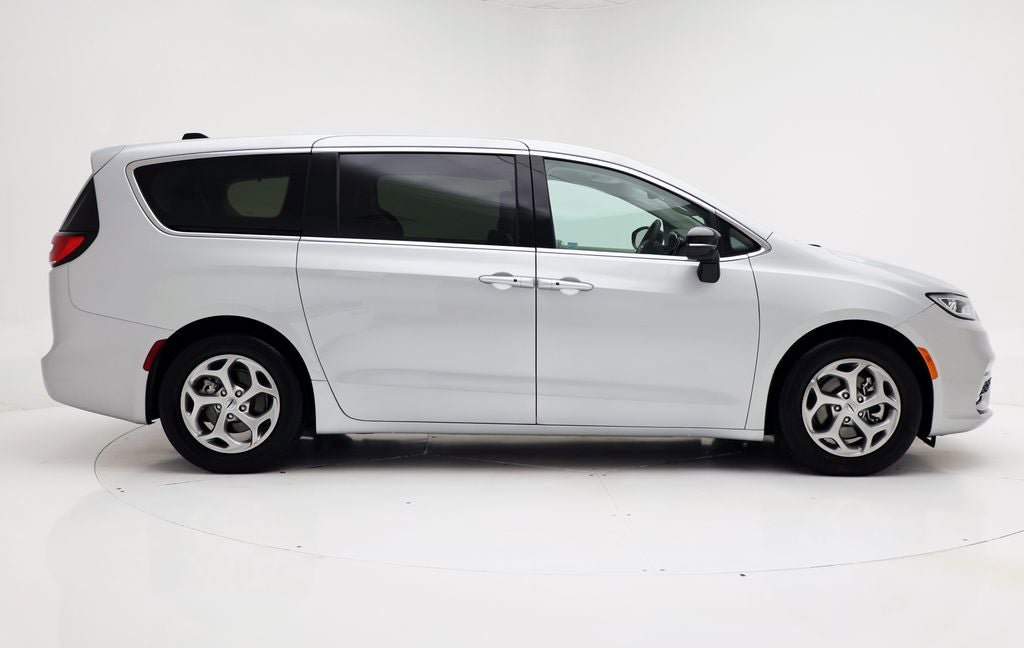 Used 2024 Chrysler Pacifica Limited FWD image 3