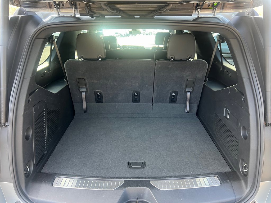 Used 2025 Chevrolet Suburban Z71 image 15