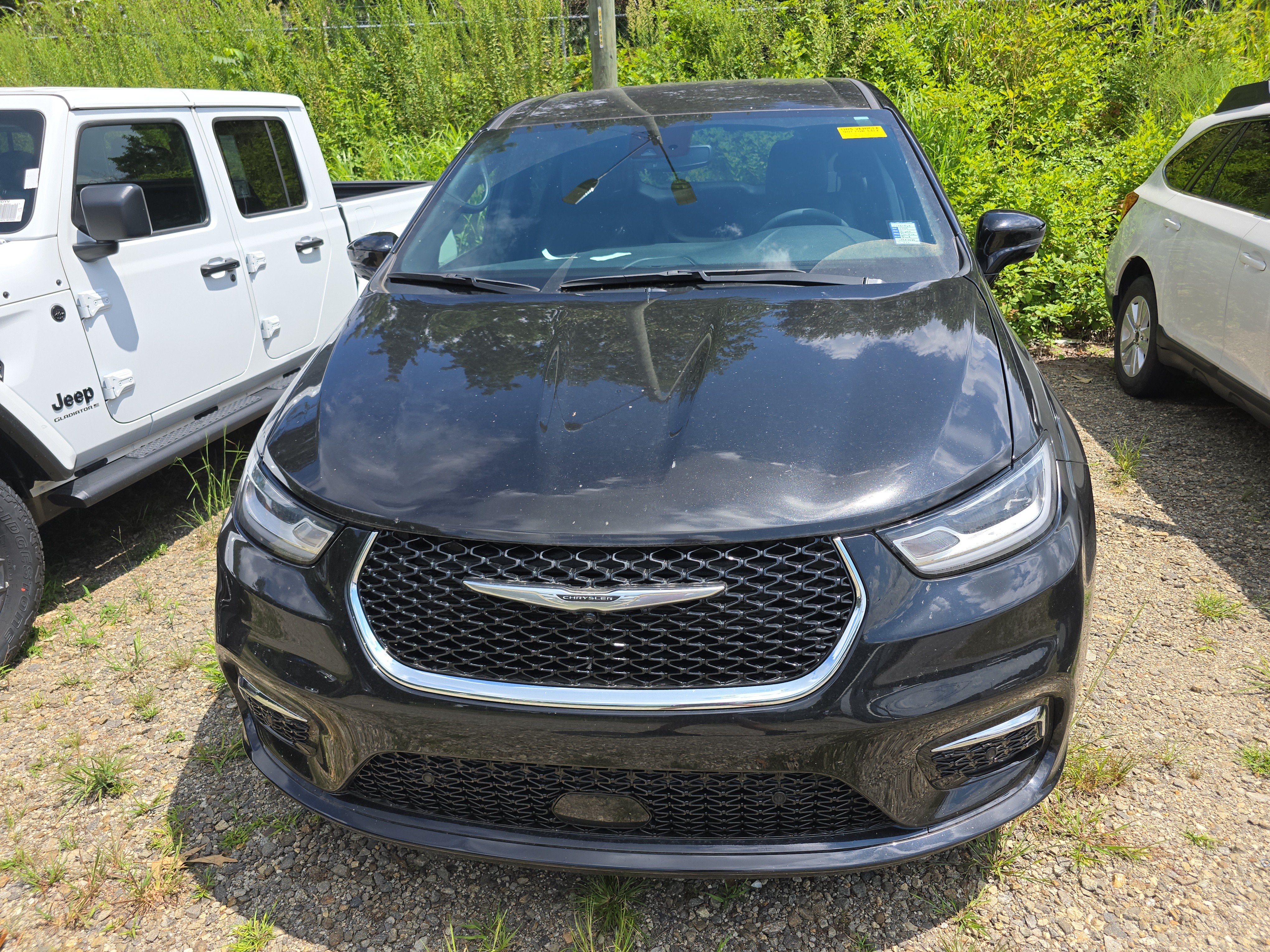 Used 2025 Chrysler Pacifica Select AWD/4WD image 2